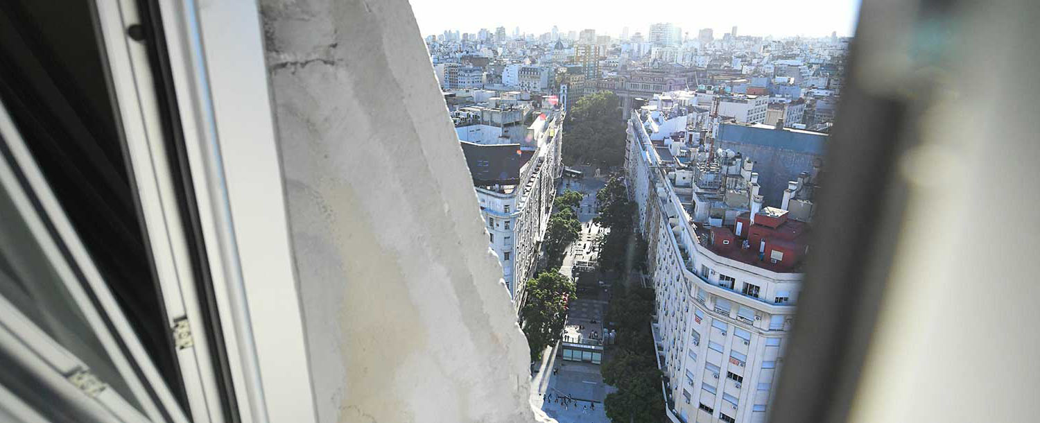 Vista panorámica de la Avenida 9 de Julio desde el interior del Mirador del Obelisco