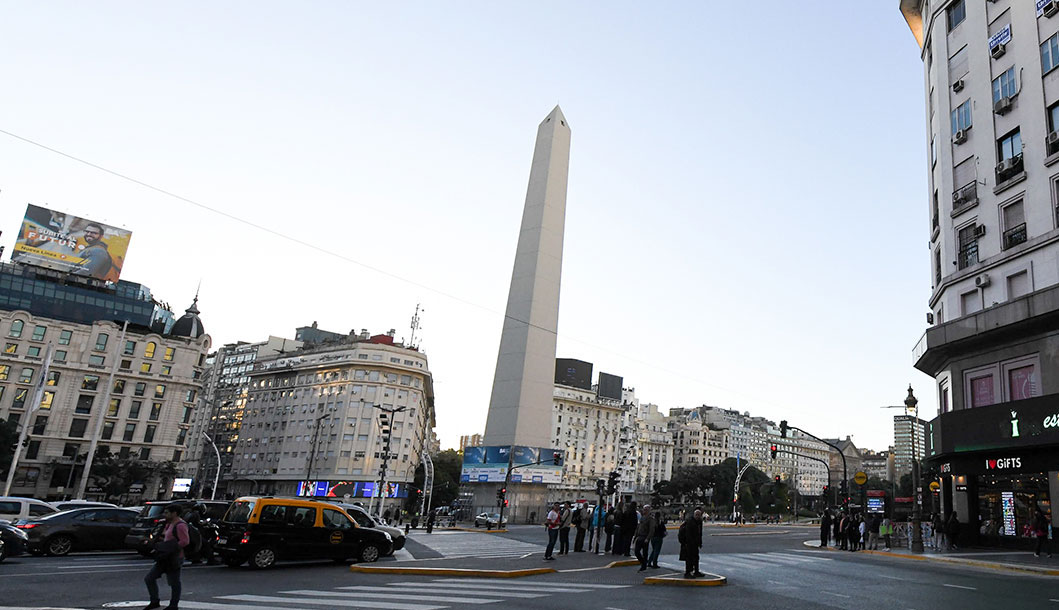 Vista del Obelisco de Buenos Aires desde la Plaza de la República